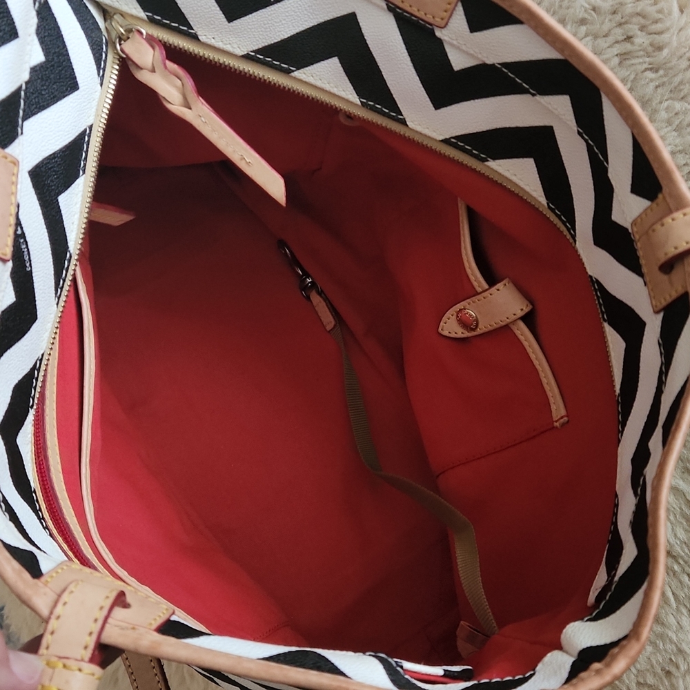 Super Sexy Dooney & Bourke Black & White Zig-Zag Large Tote 🤍🖤 - Picture 9 of 16